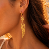 Kolczyki Seraphine Gold na modelce w letniej stylizacji