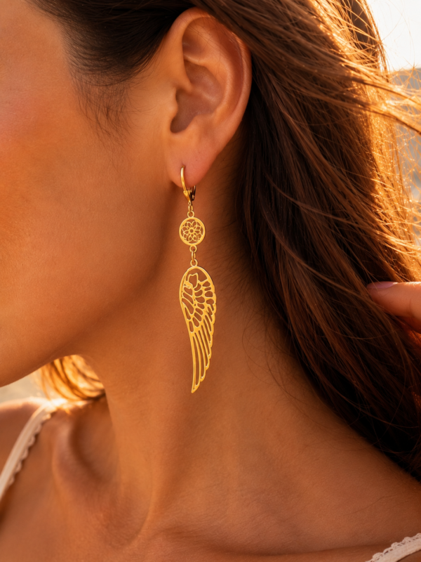 seraphine-gold-modelka.jpg Kolczyki Seraphine Gold na modelce w letniej stylizacji